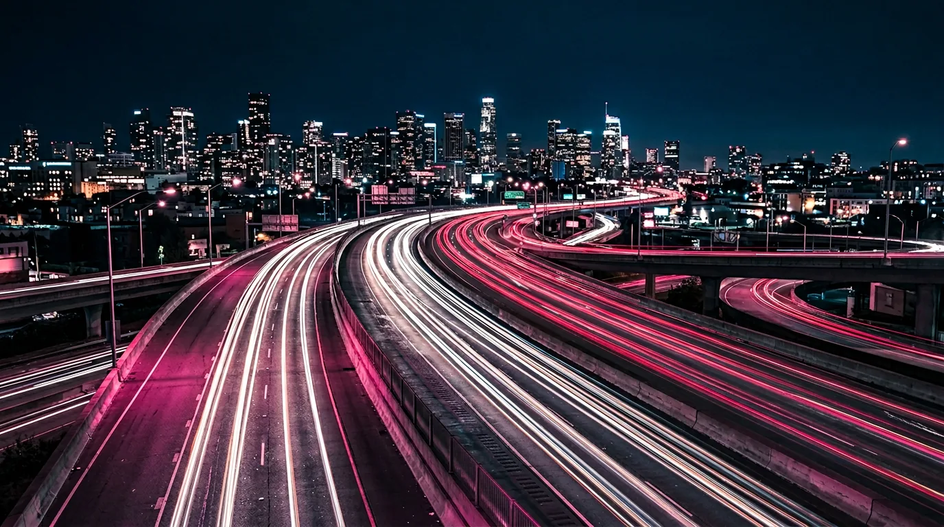 1920x1080px nächtliche Stadtautobahn mit Lichtstreifen, dunkelblau und Magenta-Akzente
